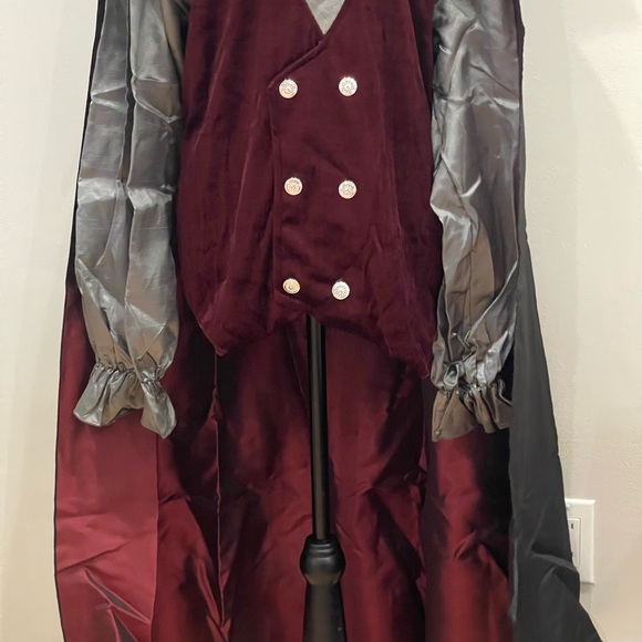 Spirit Halloween‎ Adult M Vampire Costume-Shirt/Cape/Medallion - Picture 3 of 6